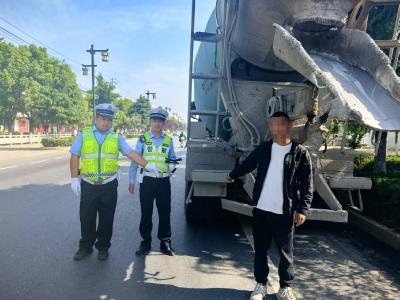 枣阳交警查获一起驾驶污损号牌机动车违法案