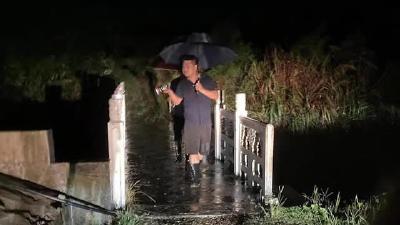 新闻特写：暴雨中的守夜人！