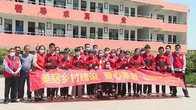 黄冈职业技术学院浠水籍“一村多名大学生”校友会志愿者在马垅中学开展爱心助学活动