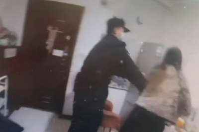 心疼！他被连刺三刀，仍不松手……