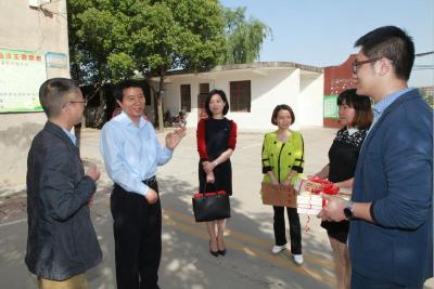 区委副书记李元明一行慰问农村新机制教师