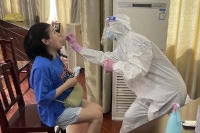 【疫情防控】鄢城办事处对疫情防控工作人员进行核酸检测采样