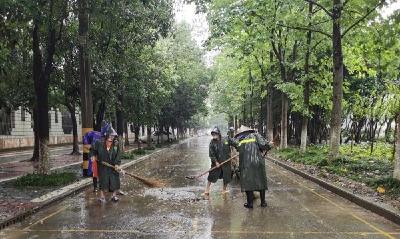 雨后清淤泥 环卫在行动