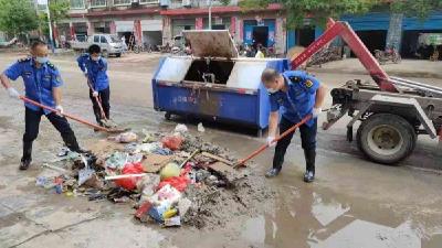 宜城城管帮助板桥店镇清理“洪水垃圾”