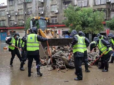 经天路桥公司：冒雨清理道路垃圾