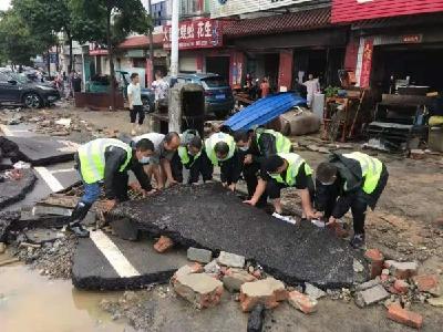 经天路桥公司：快速抢通板桥店镇主街道