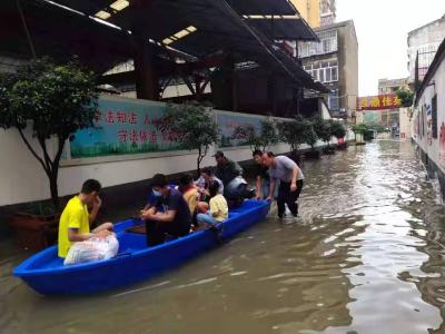 宜城海事辗转多地救助洪水围困群众