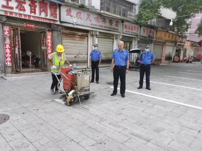 宜城城管：重新施划停车泊位 规范停车美化市容