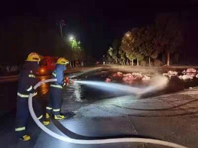 紧急刹车导致胶水洒落 宜城消防深夜紧急处置