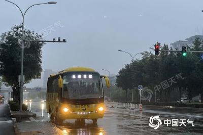 今晨受雨雾影响北京能见度较低 夜间雨水停歇北风渐起气温降