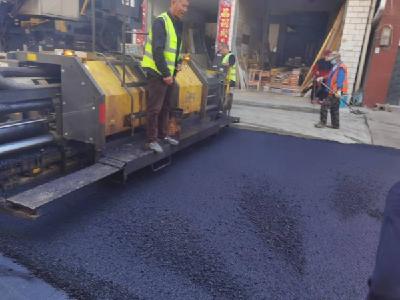 刘猴镇：街道路面铺油“颜值”倍增 居民交口称赞