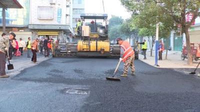 刘猴镇：街道路面铺油“颜值”倍增 居民交口称赞