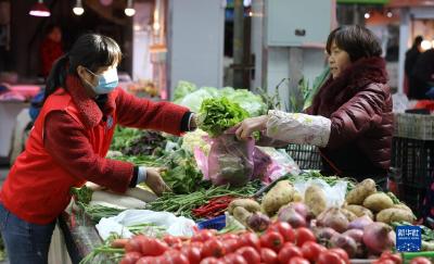 新华全媒+丨寒潮来袭，他们坚守在民生一线传递温暖 