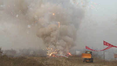 宜城集中销毁非法烟花爆竹1800余件