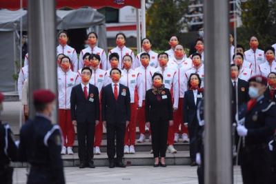 内地奥运健儿访澳代表团参加庆祝澳门回归22周年升旗仪式