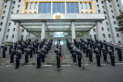 宜城公安举行升警旗暨巡防活动