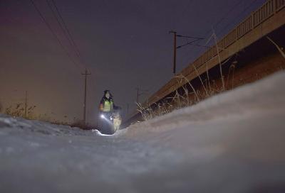 新华全媒+丨风雪中，它在守护你的春运团圆路