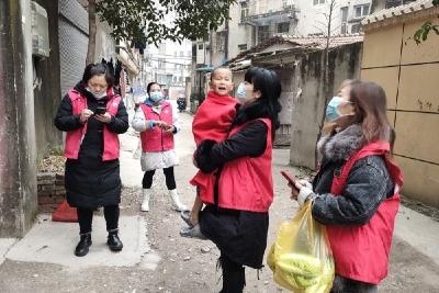 七里花园社区干部：帮助走失男孩回家