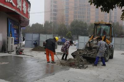 【三访三问三亮三促】宜城住建局：群众诉求就是我们工作的方向 维修破损道路 方便居民出行