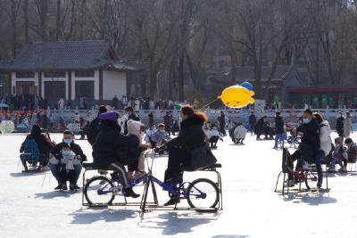 高原民众春节乐享冰雪运动