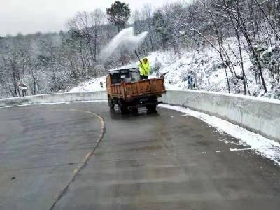 宜城公路人：迎冰战雪保畅通 