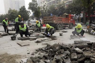 【我为群众办实事】宜城住建局：群众诉求就是我们努力的方向 维修破损道路 方便居民出行