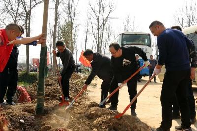 为宜城添绿 市领导与干群义务植树 