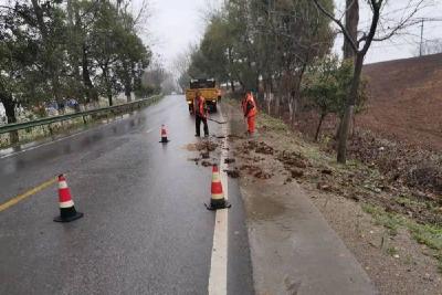 宜城市公路部门积极应对强降雨天气 