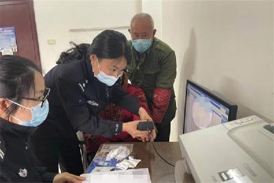 两地派出所接力 为留守老人办理身份证