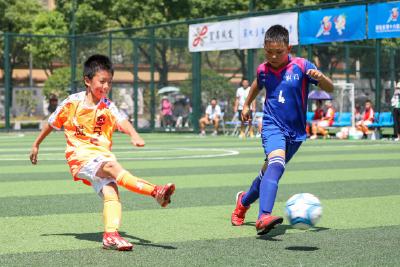 湖北省青少年足球锦标赛开踢 王霜寄语小球员快乐逐梦