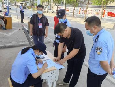 宜城一考生忘带身份证 民警现场办理临时身份证助考