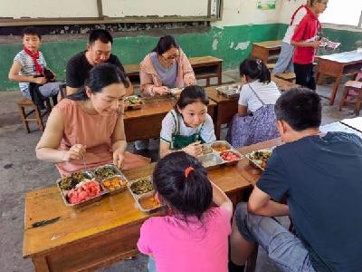 【下基层察民情解民忧暖民心】雷河镇中心学校：扎实推进党员干部下基层实践活动