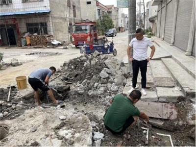 鄢城办事处燕京社区： 解决居民用水难