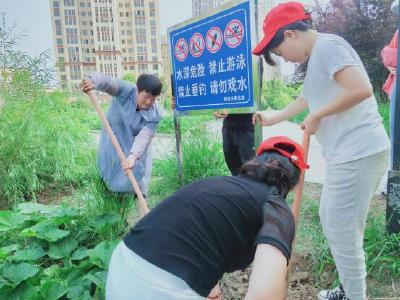 宋玉社区：安装防溺水警示牌筑牢市民安全防线