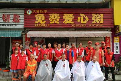 宜城市关工委、市慈善总会开展“情系老兵 社区义剪”活动