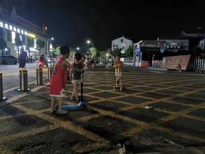 8月8日市民爆料：宜城市实验小学门口不文明行为