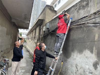 【下基层察民情解民忧暖民心】安装路灯暖民心 照亮居民出行路