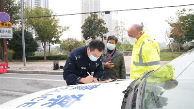 【疫情防控】疫情挡不住温情 民警暖心护送老人回家