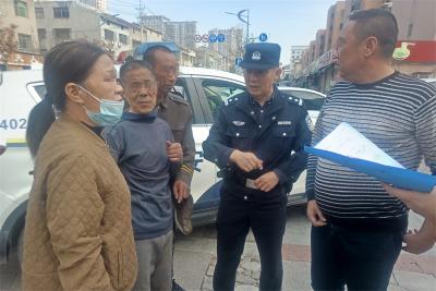 古稀老人散步摔倒民警救助平安送回