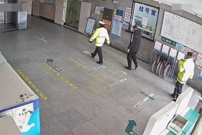 司机高速路上突发心脏病 宜城交警紧急救助送医