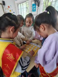 流水镇孔畈村小学：自制教具上讲桌 课堂学习有乐趣