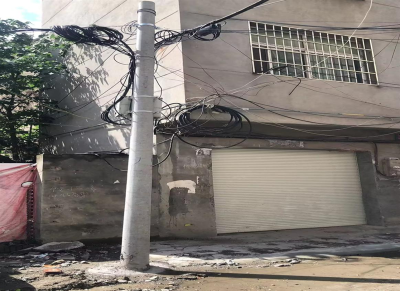鄢城街道前进路社区：修复倒塌电线杆 为民服务“不断电”