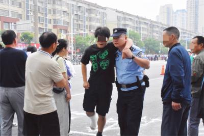 考生高考前夜骨折 民警暖心服务解忧