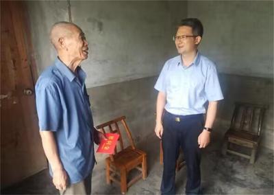 宜城市领导到刘猴镇走访慰问老党员和困难党员