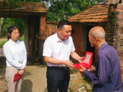 宜城市领导走访慰问老党员和困难党员 