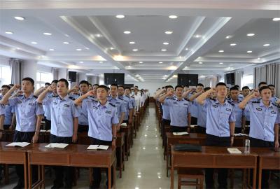 宜城举办新入职公务员学习《公务员法》专题培训暨宪法宣誓活动