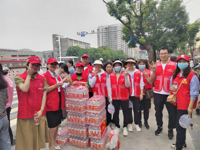 宜城志愿者：爱心送水 暖心助考