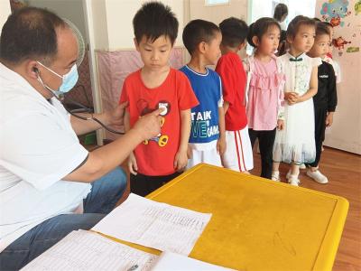 邓林小学附属幼儿园对幼儿进行全面体检