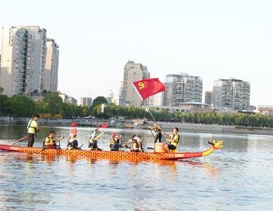 龙舟上唱红歌 祝福祖国繁荣富强