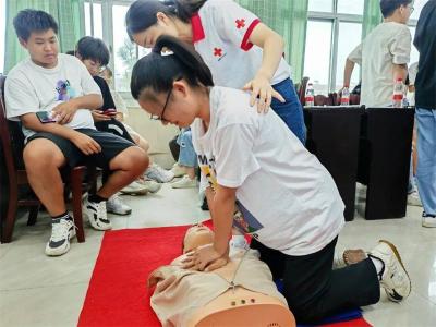 宜城组织返乡大学生开展应急救护培训 
